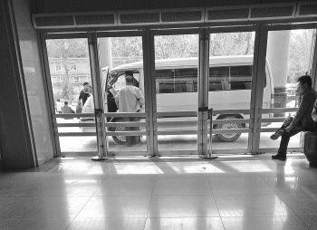 揭私人运尸车利益链：护士提供遗体消息能拿上千元