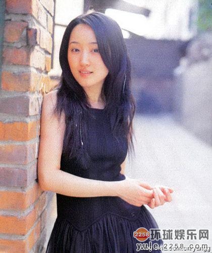 杨钰莹与赖昌星侄子赖文峰的恋情曾经轰动一时,自称杨钰莹初恋男友