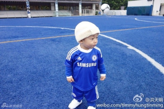 洪金宝1岁爱孙变足球小将 穿小号球服激萌(图