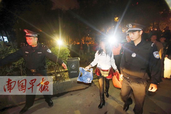 警方穿黑丝街边短裙擦鞋被女子带走(图)情趣哪些安全套有图片
