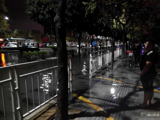 深圳大雨,街道被淹.(图片来源网络)