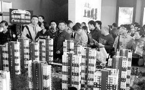 保定北部某新盘售楼大厅沙盘前围满看房客