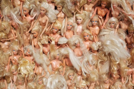 比利时艺术家用3000余芭比娃娃组装海滨雕塑