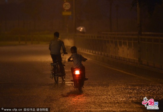 组图:广东多地遭暴雨袭击 汛期到来