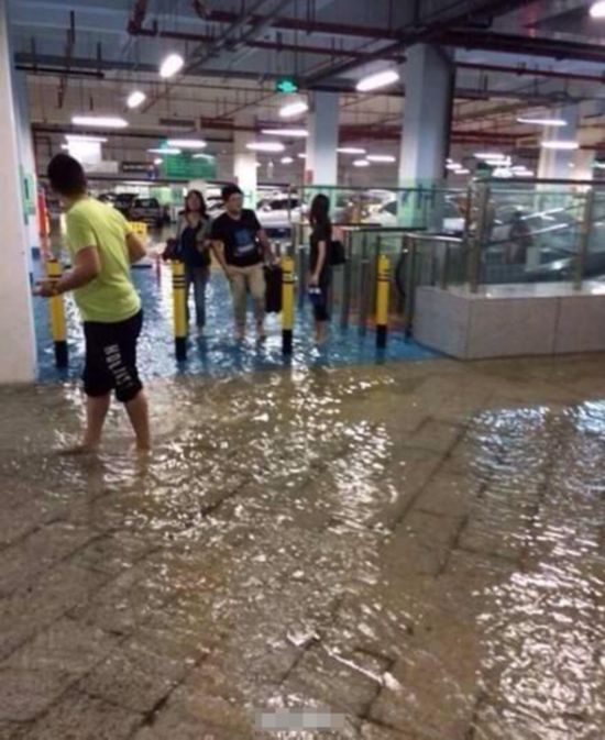 深圳发布暴雨红色预警 深圳机场被水浸