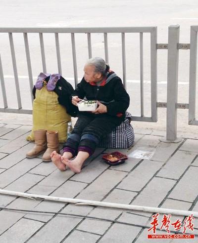 长沙特警给拾荒老人送盒饭 6人分吃5个盒饭(图)