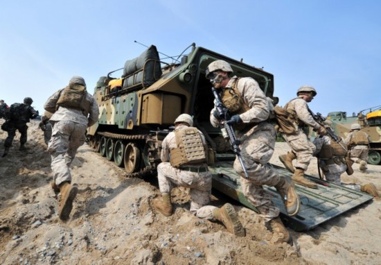 组图:美韩进行联合登陆演习 韩民众抗议军演呼