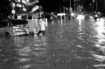 广东暴雨成灾已致11死 深圳滞留旅客打砸柜台