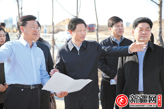 31日,自治区党委常委,乌昌党委书记,市委书记朱海仑(中)在喀什路东