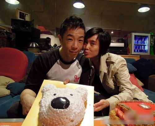 黄贯中庆50岁生日 爱妻朱茵贴脸嘟唇献甜吻