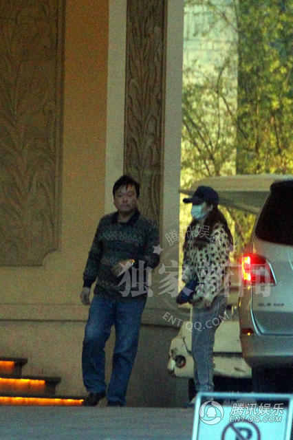 笛文章回京刻意分头走避嫌 女方猛抽烟解闷- M