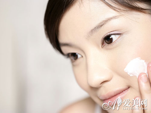 热水洗脸易干燥 7个洗脸误区加速老化