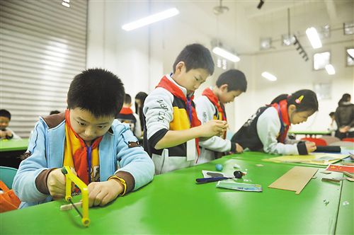 巴蜀小学生自己动手制作动画片