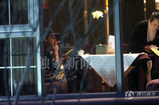 笛文章回京刻意分头走避嫌 女方猛抽烟解闷- M