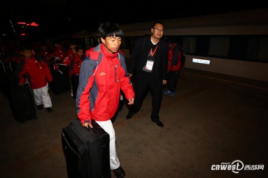 高清:志丹少年足球队凌晨回家 受家乡人民热捧