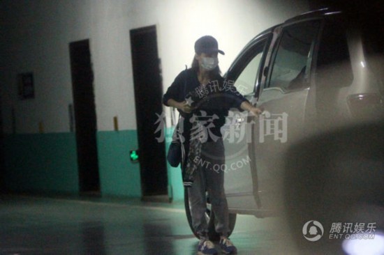 笛文章回京刻意分头走避嫌 女方猛抽烟解闷- M