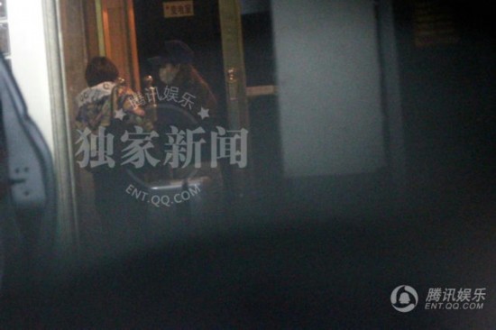 笛文章回京刻意分头走避嫌 女方猛抽烟解闷- M