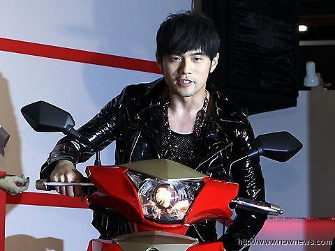 杨幂英语不会写Angelababy扬言炸飞机 揭没文