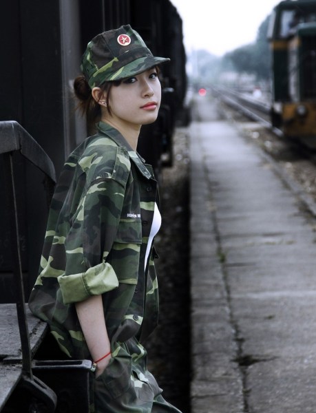 越南美女士兵走红 军装照曝光