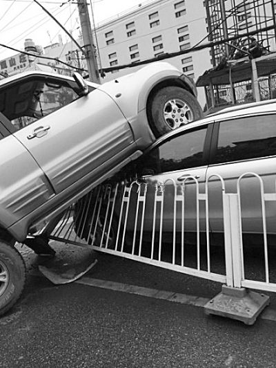 越野车撒野冲上护栏 骑上对向CRV