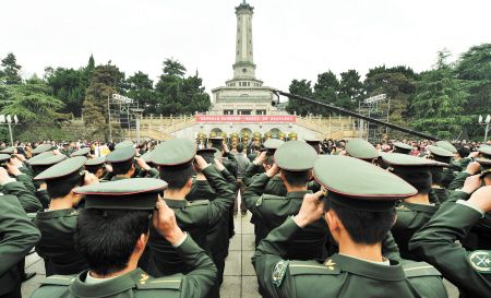 湖南省会千余干群烈士塔前公祭三湘英烈