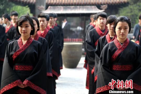 60位少年曲阜孔庙古礼加冠 开启迈向成人第