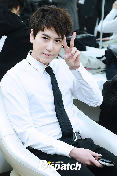 SJ-M《人气歌谣》幕后照曝光 周觅脱衣性感