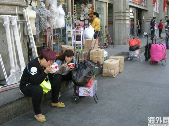 北京动物园服装市场搬迁在即 商家竞相挥泪大