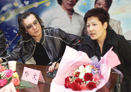 李咏晒怀抱爱妻亲密合影 网友求教哈文瘦身秘