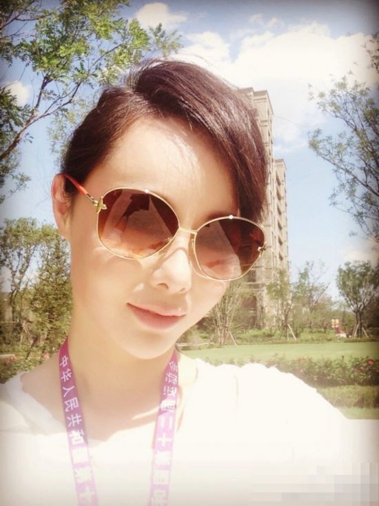 央视女主播穿肉色内衣 回应:自己很喜欢(图)