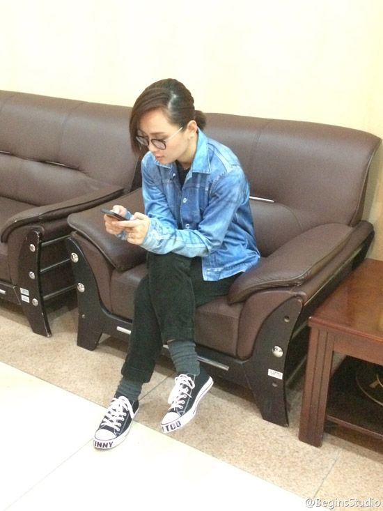 《我是歌手2》总决赛彩排照曝光 张嘉译登台黄