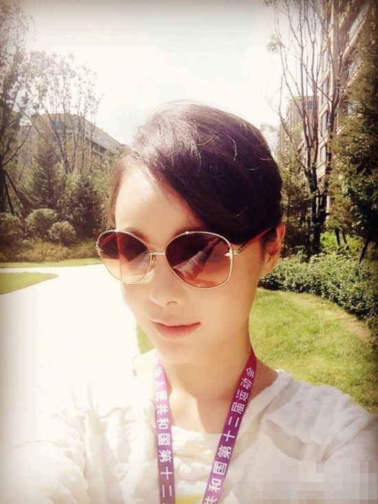 央视女主播穿肉色内衣 回应:自己很喜欢(图)