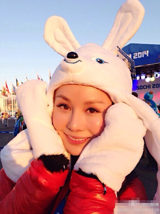 央视女主播穿肉色内衣 回应:自己很喜欢(图)