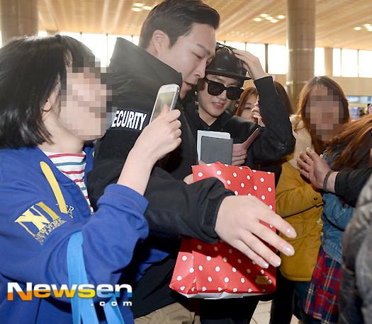 EXO赴成龙慈善演唱会花絮:鹿晗中分发型花衣