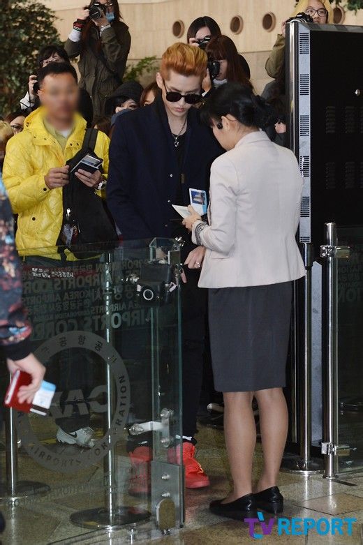 EXO赴成龙慈善演唱会花絮:鹿晗中分发型花衣