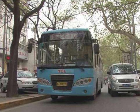 西安一男子公交上舞刀 民警司机合力将其制服