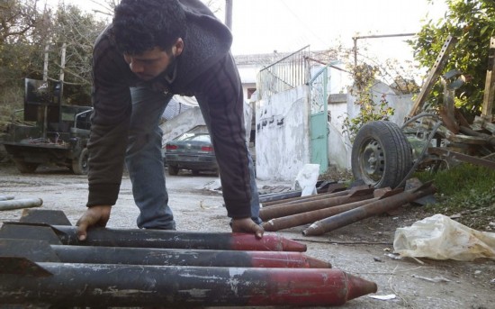 叙利亚反对派山寨武器曝光 手扶拖拉机改造成