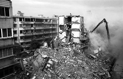 奉化坍塌楼房剩余部分开拆 纪委启动问责机制