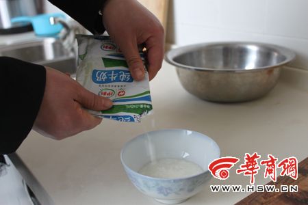 袋装牛奶保质期内发酸结块 商家称运输不当致