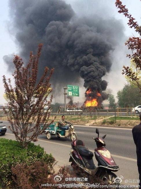 京开高速北京大兴黄村段油罐车翻车起火
