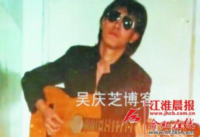 韩磊年轻时照片曝光 戴墨镜自弹自唱显忧郁
