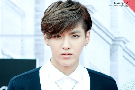 EXO助阵开幕活动与潘石屹张欣合影变乖乖仔