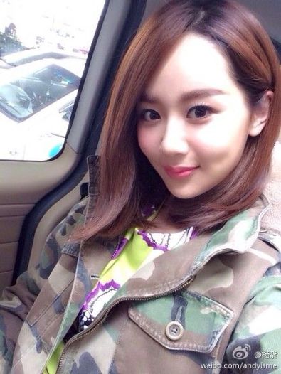 杨紫晒浓妆自拍照被赞美妞 清纯女星浓妆艳抹