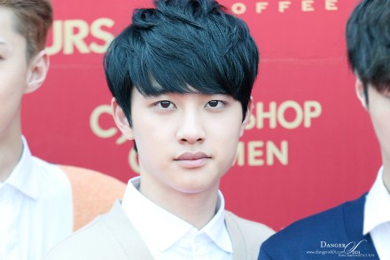 EXO助阵开幕活动与潘石屹张欣合影变乖乖仔