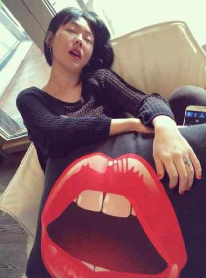 <em>小S</em>自黑晒<em>不雅</em>睡相照 张大嘴巴酷似抱枕图案-