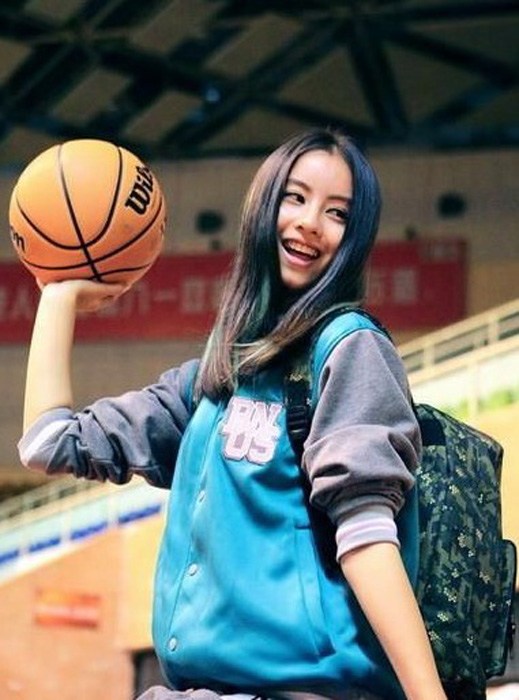 春天到了 找个女生一起打篮球吧