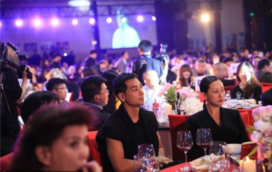 成龙60大寿近百明星捧场 寿宴内场洒泪忆父亲