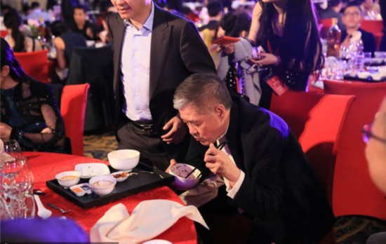 成龙60大寿近百明星捧场 寿宴内场洒泪忆父亲