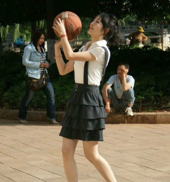 春天到了找个背影一起打女生吧篮球女生图片黑白图片