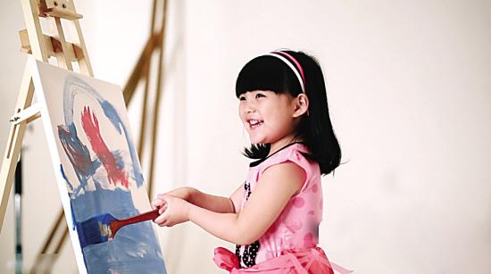 李湘女儿为时尚杂志拍大片 与张亮儿子画画